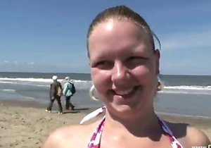 Confused dude is ready to fuck her orally outdoors