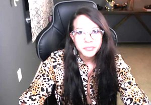 Incredible oral with a dark-haired hottie here